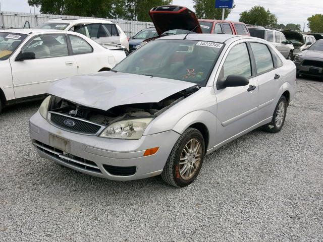 1FAFP34NX7W121936 - 2007 FORD FOCUS ZX4 SILVER photo 2