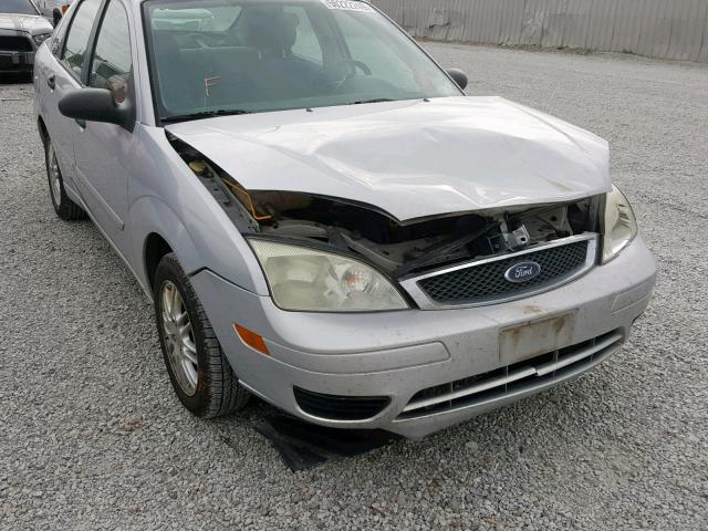 1FAFP34NX7W121936 - 2007 FORD FOCUS ZX4 SILVER photo 9