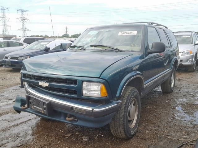 1GNDT13W2V2178607 - 1997 CHEVROLET BLAZER GREEN photo 2