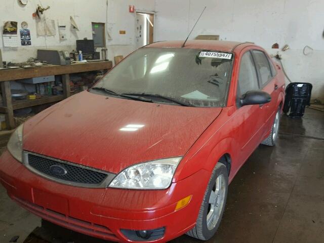 1FAHP34N56W227380 - 2006 FORD FOCUS ZX4 RED photo 2