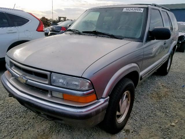 1GNDT13W9Y2205239 - 2000 CHEVROLET BLAZER SILVER photo 2