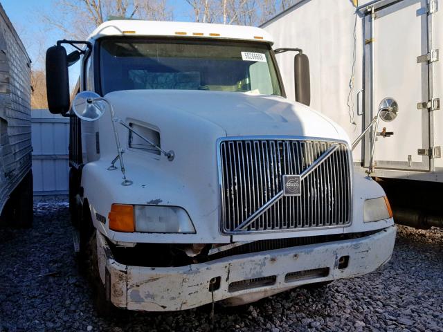 4V4ND2RF3YN798025 - 2000 VOLVO VN WHITE photo 1