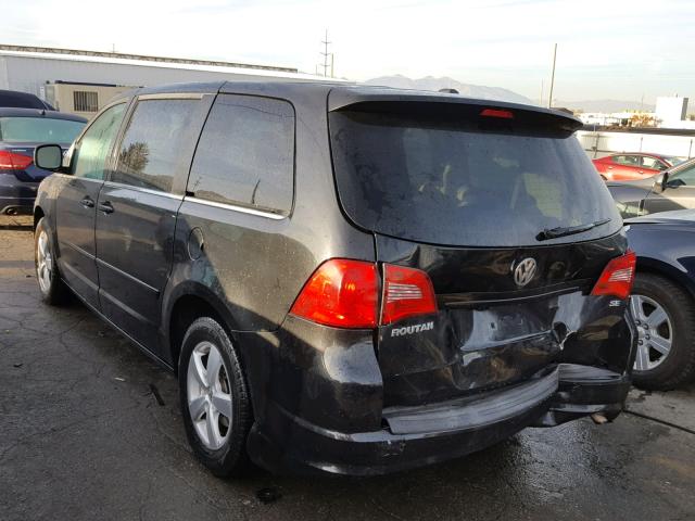 2V4RW3D18AR174258 - 2010 VOLKSWAGEN ROUTAN SE BLACK photo 3