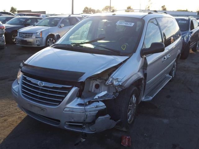 2A8GP64L17R100988 - 2007 CHRYSLER TOWN & COU SILVER photo 2