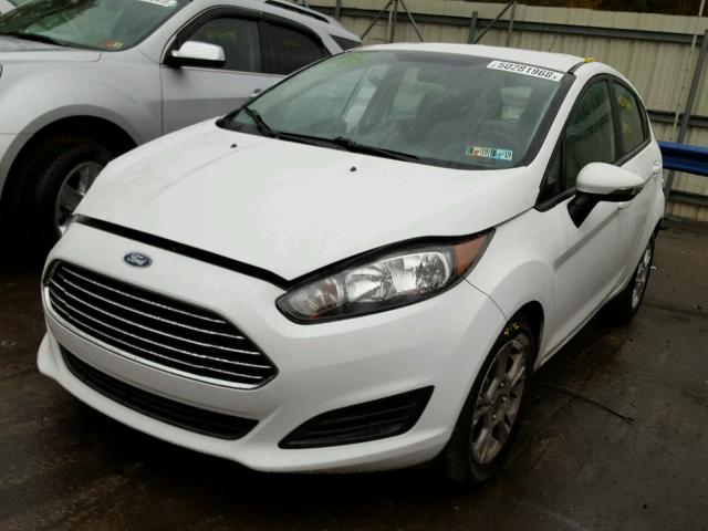 3FADP4EJ7FM104356 - 2015 FORD FIESTA SE WHITE photo 2