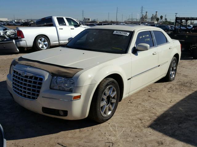 2C3LA53G88H312952 - 2008 CHRYSLER 300 TOURIN WHITE photo 2