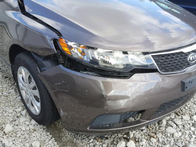 KNAFU4A26D5685486 - 2013 KIA FORTE EX BROWN photo 9