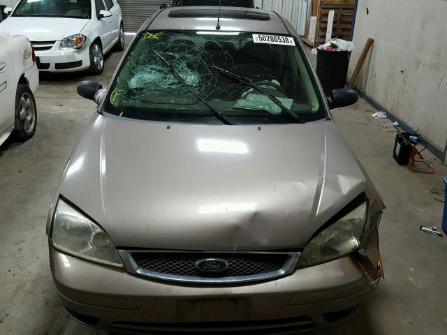 1FAFP34N15W241119 - 2005 FORD FOCUS ZX4 TAN photo 7