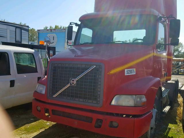 4V4MC9GH15N383339 - 2005 VOLVO VN VNM RED photo 2