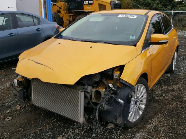 1FAHP3N27CL345223 - 2012 FORD FOCUS TITA ORANGE photo 2