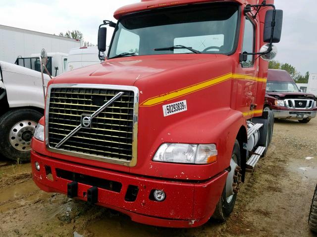 4V4MC9GF08N488358 - 2008 VOLVO VN VNM RED photo 2