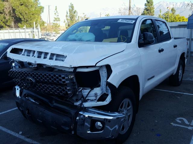 5TFEM5F18JX127112 - 2018 TOYOTA TUNDRA CRE WHITE photo 2