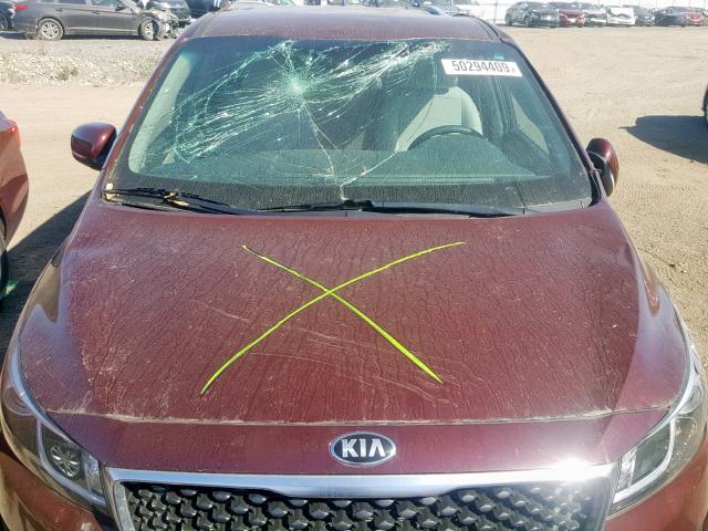 KNDMB5C14G6085767 - 2016 KIA SEDONA LX MAROON photo 7