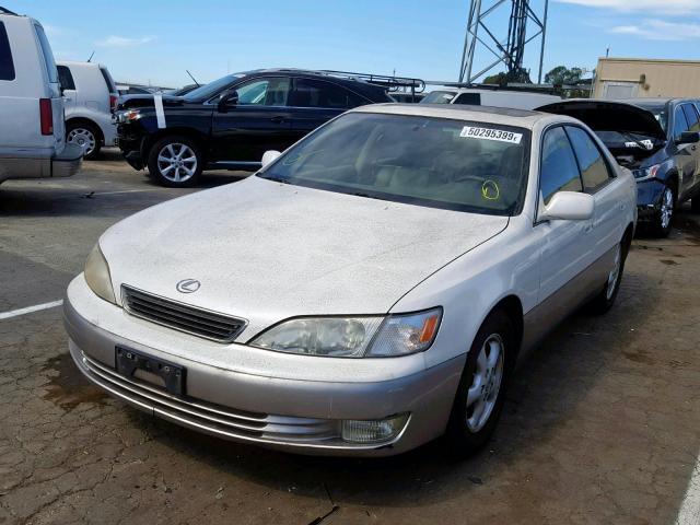 JT8BF28G2W5019275 - 1998 LEXUS ES 300 WHITE photo 2