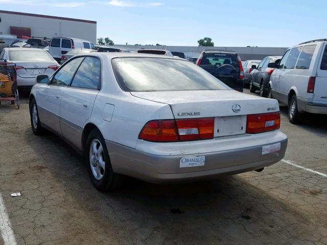 JT8BF28G2W5019275 - 1998 LEXUS ES 300 WHITE photo 3