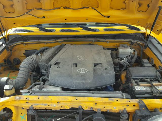 JTEBU11F970023322 - 2007 TOYOTA FJ CRUISER YELLOW photo 7