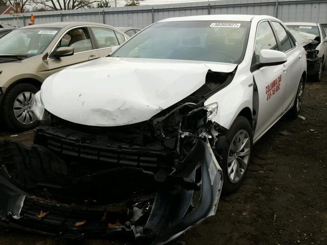 4T1BD1FKXFU144499 - 2015 TOYOTA CAMRY HYBR WHITE photo 2