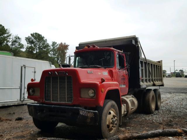 1M2N277Y0KW010530 - 1989 MACK 600 R600 RED photo 2