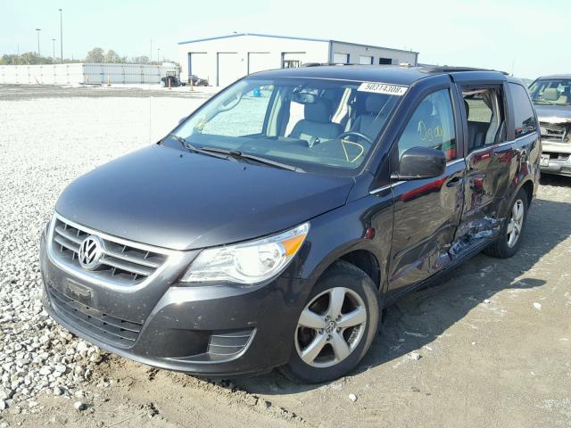 2V4RW3DG5BR739880 - 2011 VOLKSWAGEN ROUTAN SE GRAY photo 2