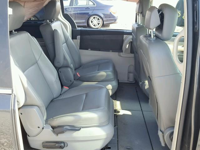 2V4RW3DG5BR739880 - 2011 VOLKSWAGEN ROUTAN SE GRAY photo 6