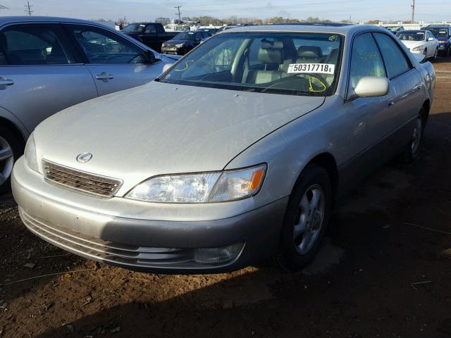 JT8BF28G3W5032892 - 1998 LEXUS ES 300 SILVER photo 2