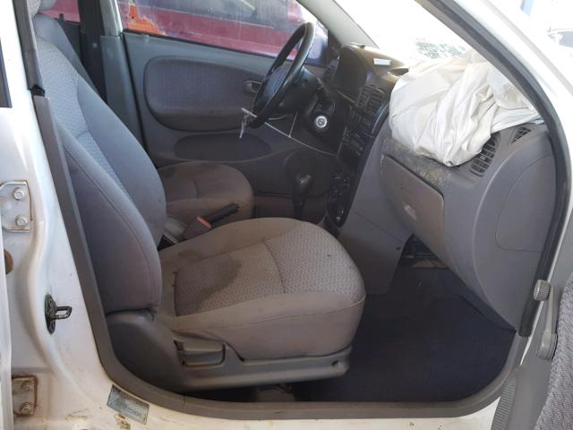 KNADC123826193873 - 2002 KIA RIO WHITE photo 5