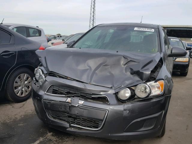 1G1JA6SG2D4199669 - 2013 CHEVROLET SONIC LS 灰色 照片 2