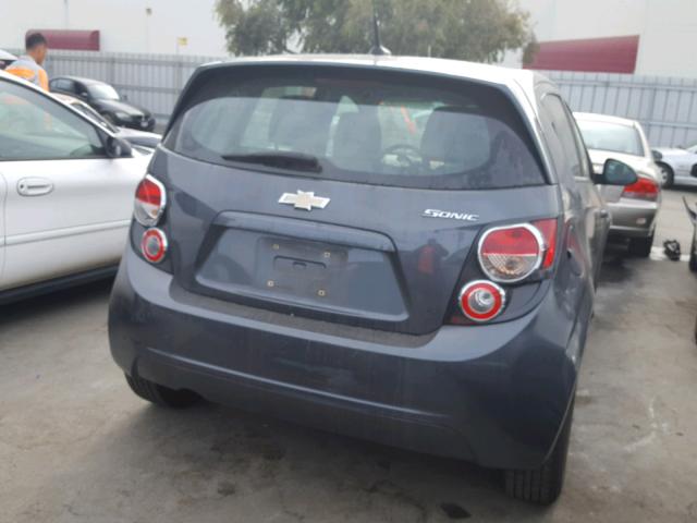 1G1JA6SG2D4199669 - 2013 CHEVROLET SONIC LS 灰色 照片 4