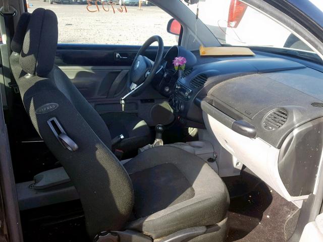 3VWBB61C5WM048045 - 1998 VOLKSWAGEN NEW BEETLE 黑色 照片 5