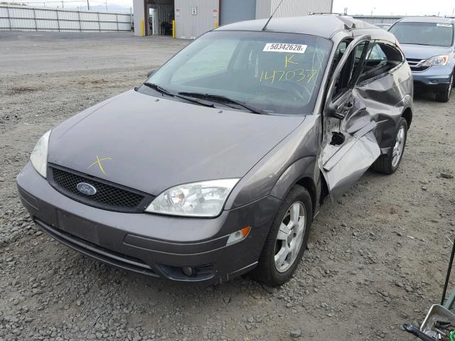 1FAHP31N97W276068 - 2007 FORD FOCUS ZX3 SILVER photo 2