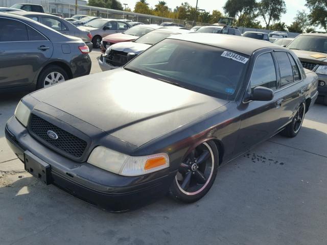 2FAFP71W5YX172545 - 2000 FORD CROWN VIC BLACK photo 2