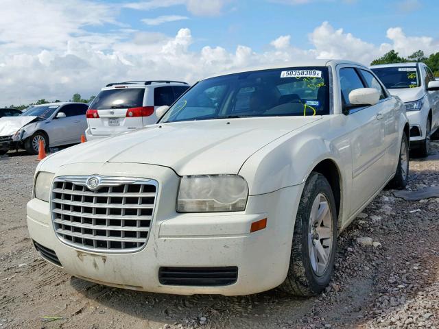 2C3LA43R37H838416 - 2007 CHRYSLER 300 WHITE photo 2