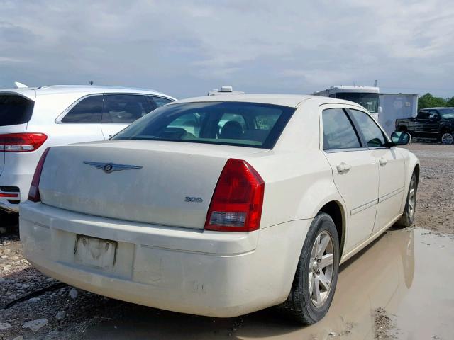 2C3LA43R37H838416 - 2007 CHRYSLER 300 WHITE photo 4