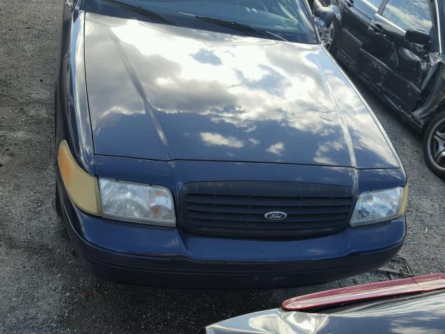 2FAFP71W8YX151723 - 2000 FORD CROWN VICT BLUE photo 7