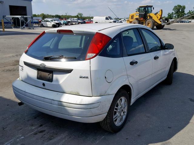 3FAFP37N15R121805 - 2005 FORD FOCUS ZX5 WHITE photo 4