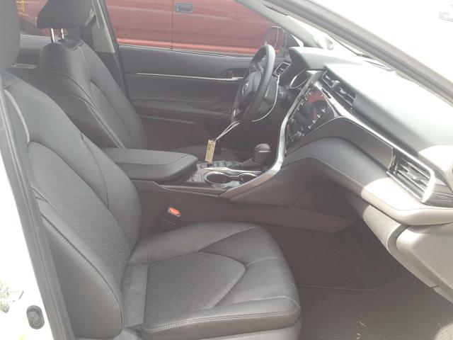 4T1B61HK3JU099714 - 2018 TOYOTA CAMRY XSE WHITE photo 5