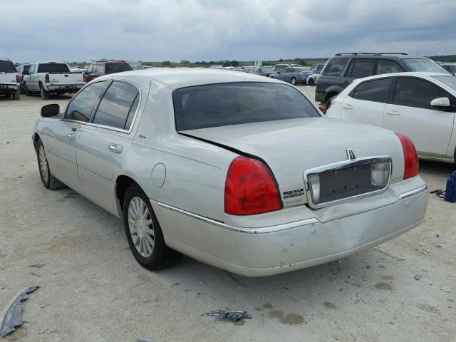 1LNHM83W74Y687051 - 2004 LINCOLN TOWN CAR U WHITE photo 3