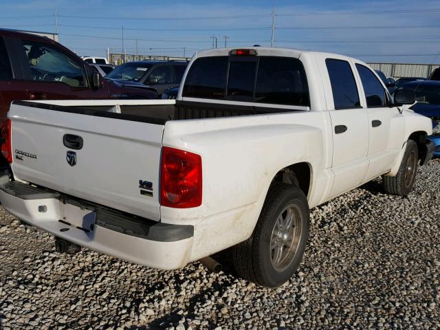 1D7HE48P37S209718 - 2007 DODGE DAKOTA QUA WHITE photo 4