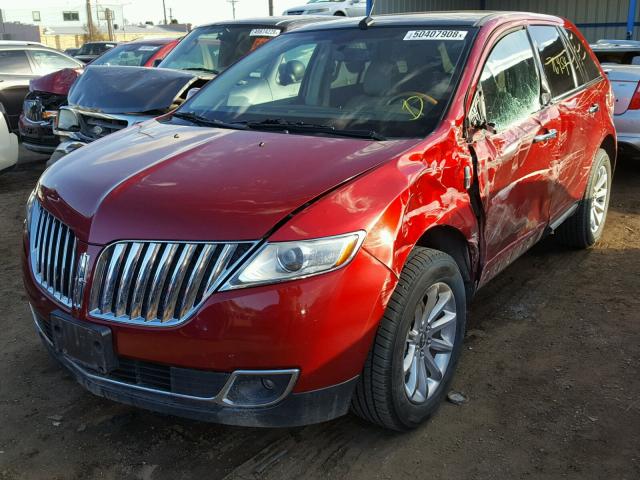 2LMDJ8JK9DBL33203 - 2013 LINCOLN MKX RED photo 2