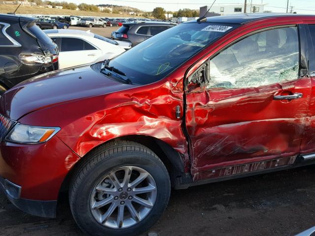 2LMDJ8JK9DBL33203 - 2013 LINCOLN MKX RED photo 9