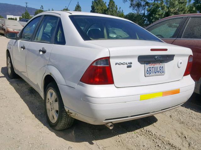 1FAHP34N77W354939 - 2007 FORD FOCUS ZX4 WHITE photo 3