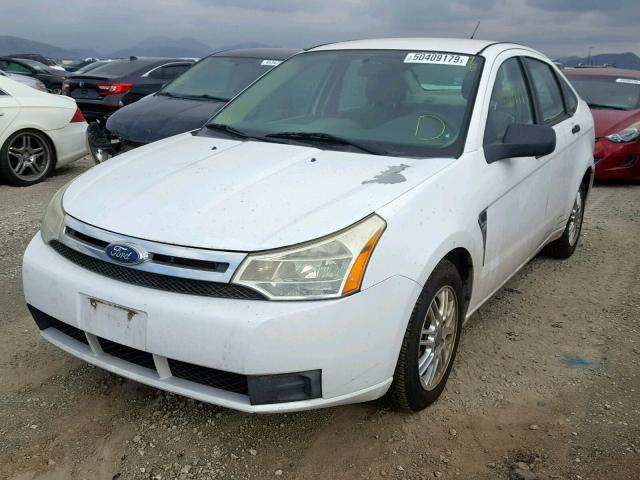 1FAHP35NX8W148059 - 2008 FORD FOCUS SE WHITE photo 2