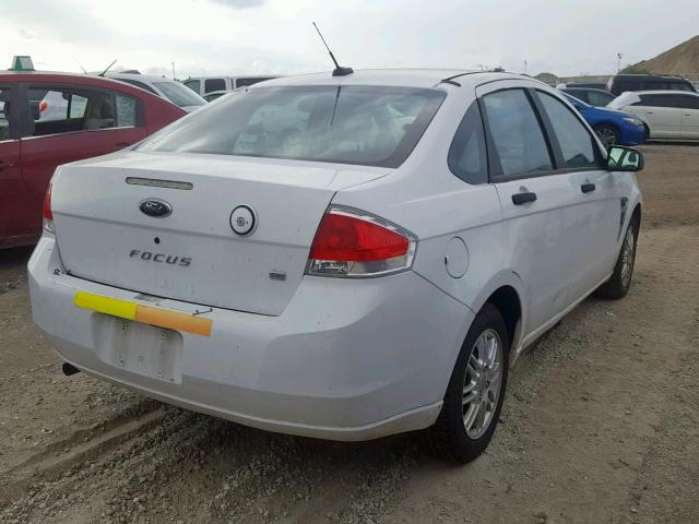 1FAHP35NX8W148059 - 2008 FORD FOCUS SE WHITE photo 4