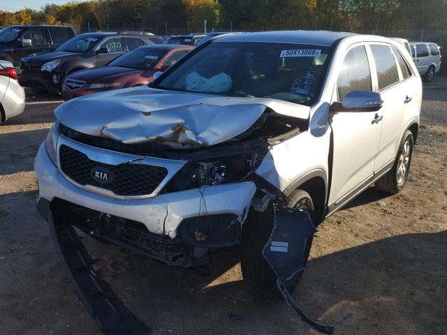 5XYKT4A17CG204212 - 2012 KIA SORENTO BA SILVER photo 2