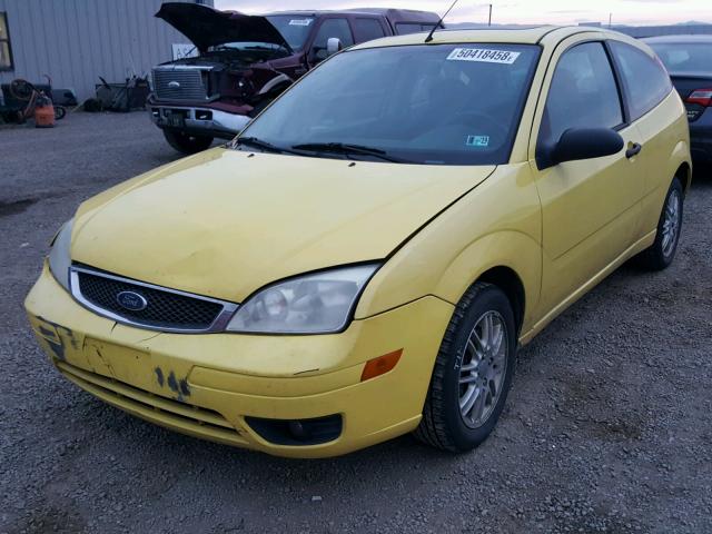 3FAFP31N05R127670 - 2005 FORD FOCUS ZX3 YELLOW photo 2