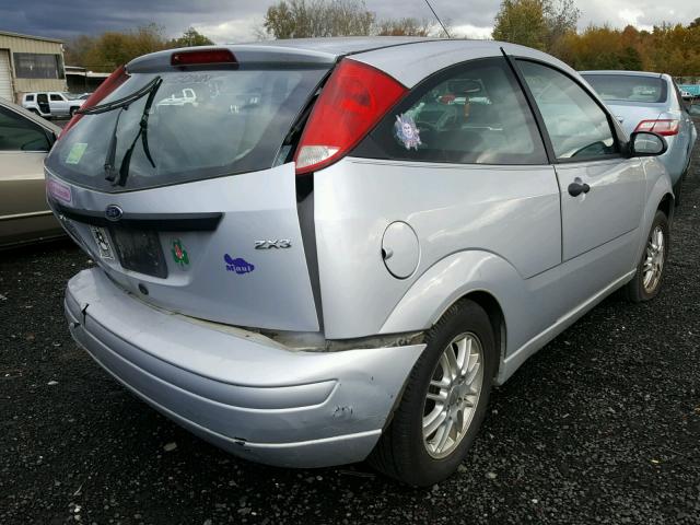 1FAFP31N26W164380 - 2006 FORD FOCUS ZX3 GRAY photo 4