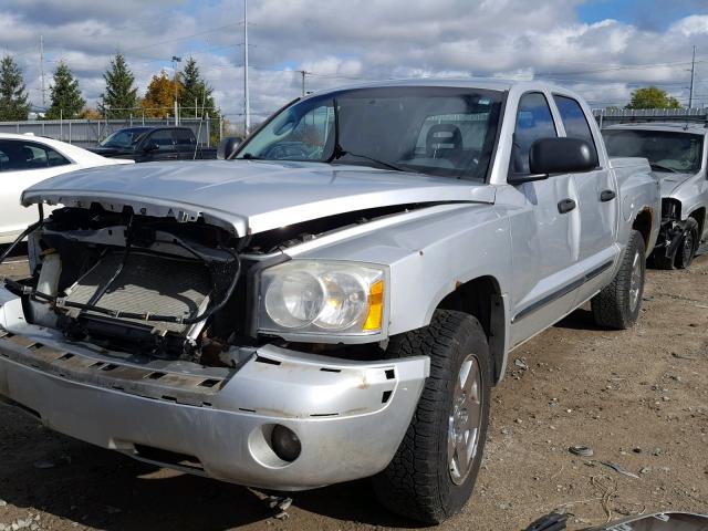 1D7HW58N15S184820 - 2005 DODGE DAKOTA QUA SILVER photo 2