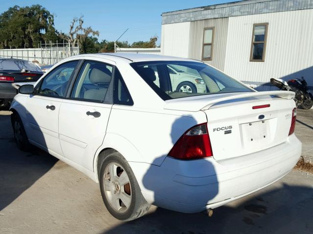 1FAHP34N27W143051 - 2007 FORD FOCUS ZX4 WHITE photo 3