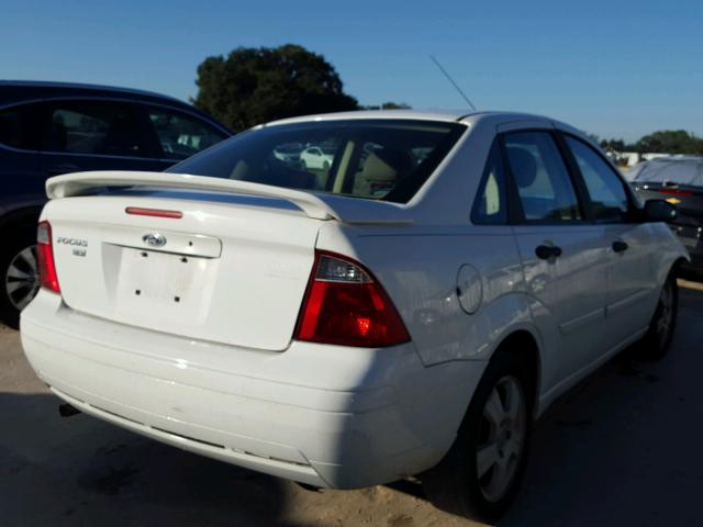 1FAHP34N27W143051 - 2007 FORD FOCUS ZX4 WHITE photo 4