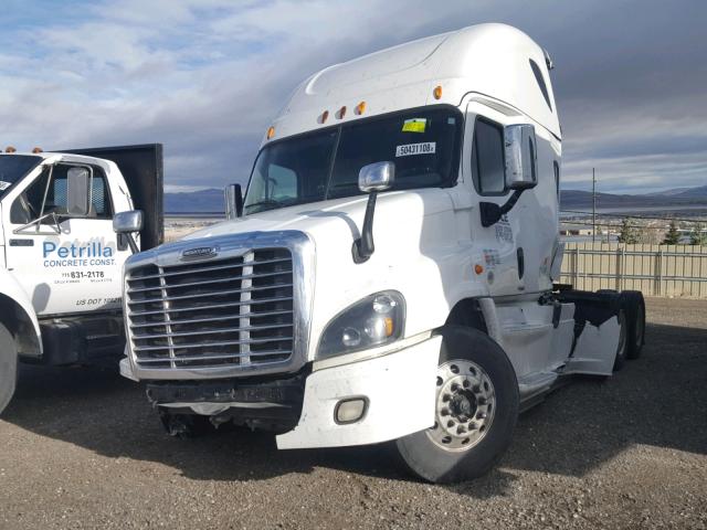 3AKJGLD59FSFK4925 - 2015 FREIGHTLINER CASCADIA 1 WHITE photo 2